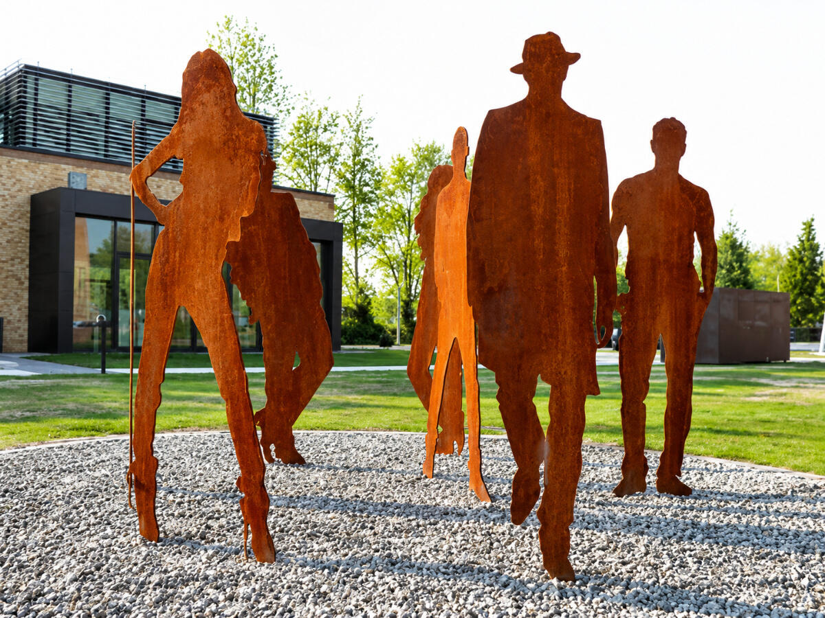 Rostsilhouetten im modernen Campusgarten